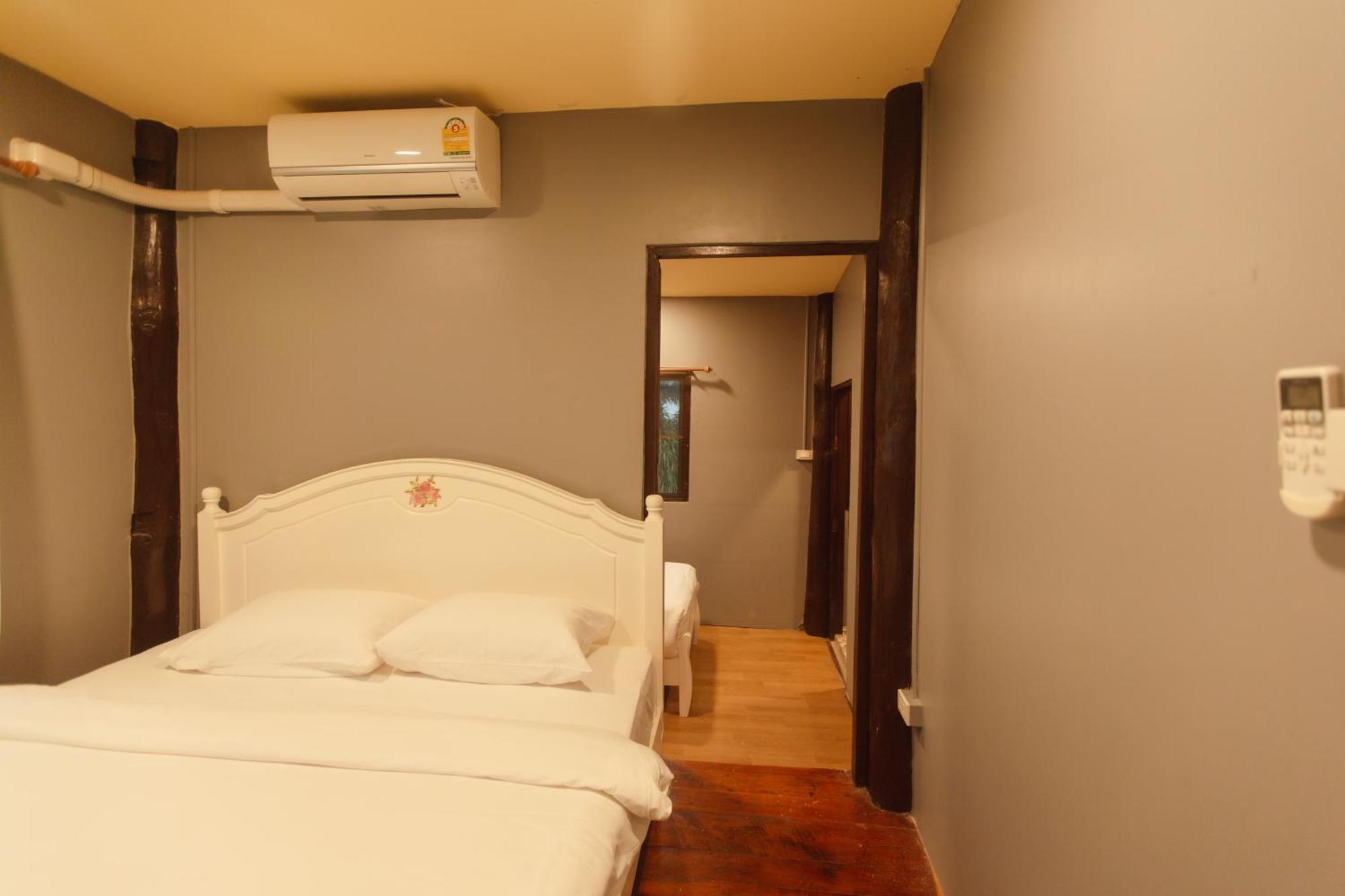 Agga Cnx Hostel Chiang Mai Bagian luar foto