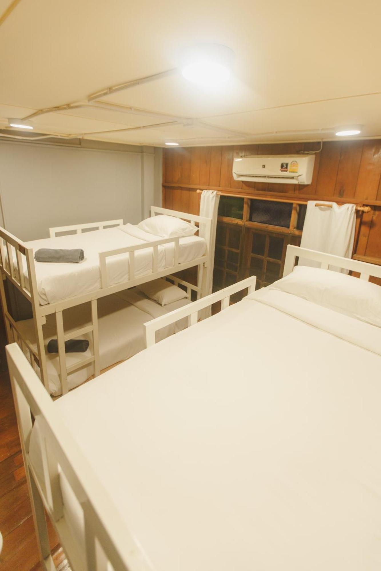 Agga Cnx Hostel Chiang Mai Bagian luar foto