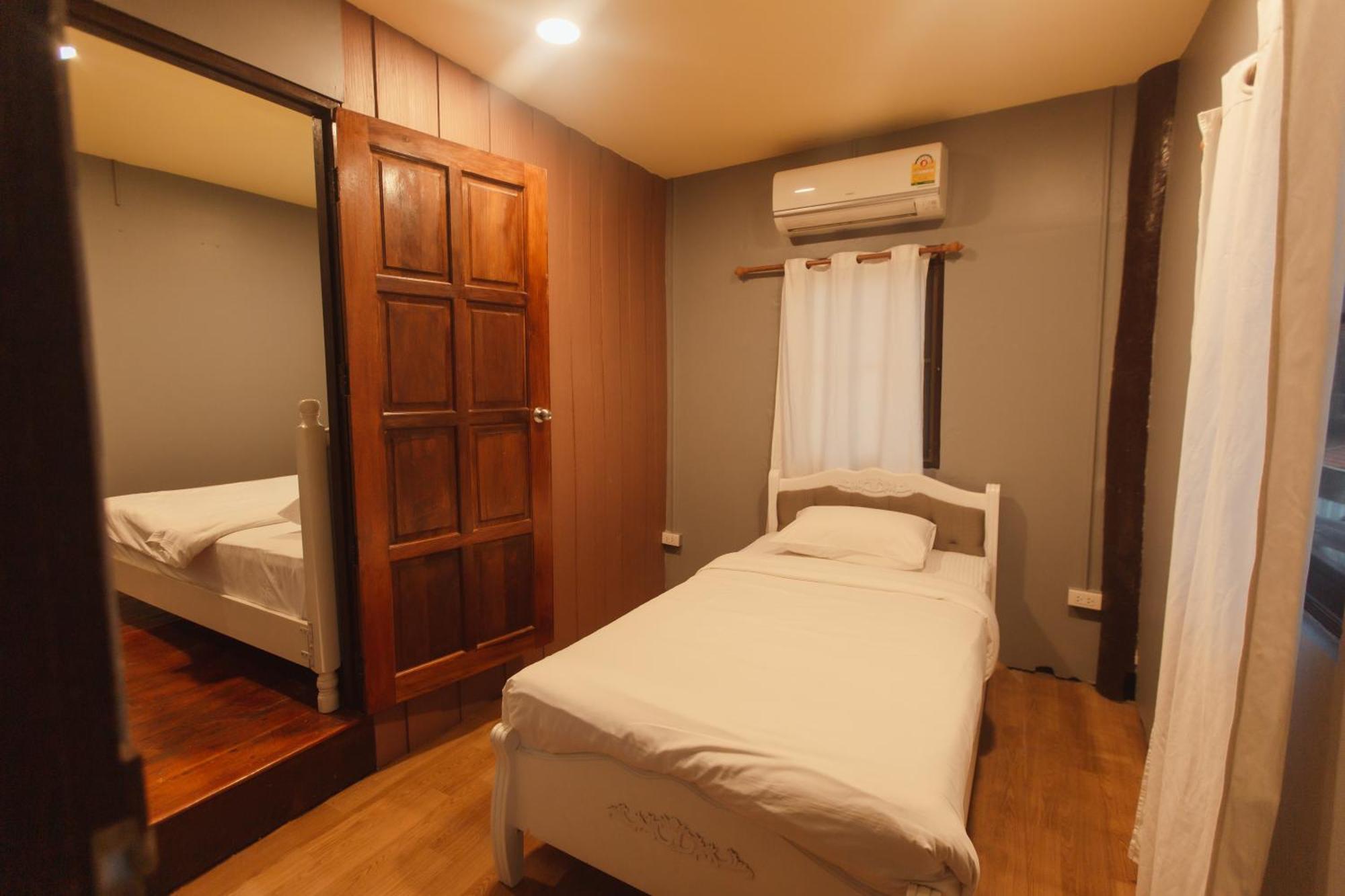 Agga Cnx Hostel Chiang Mai Bagian luar foto