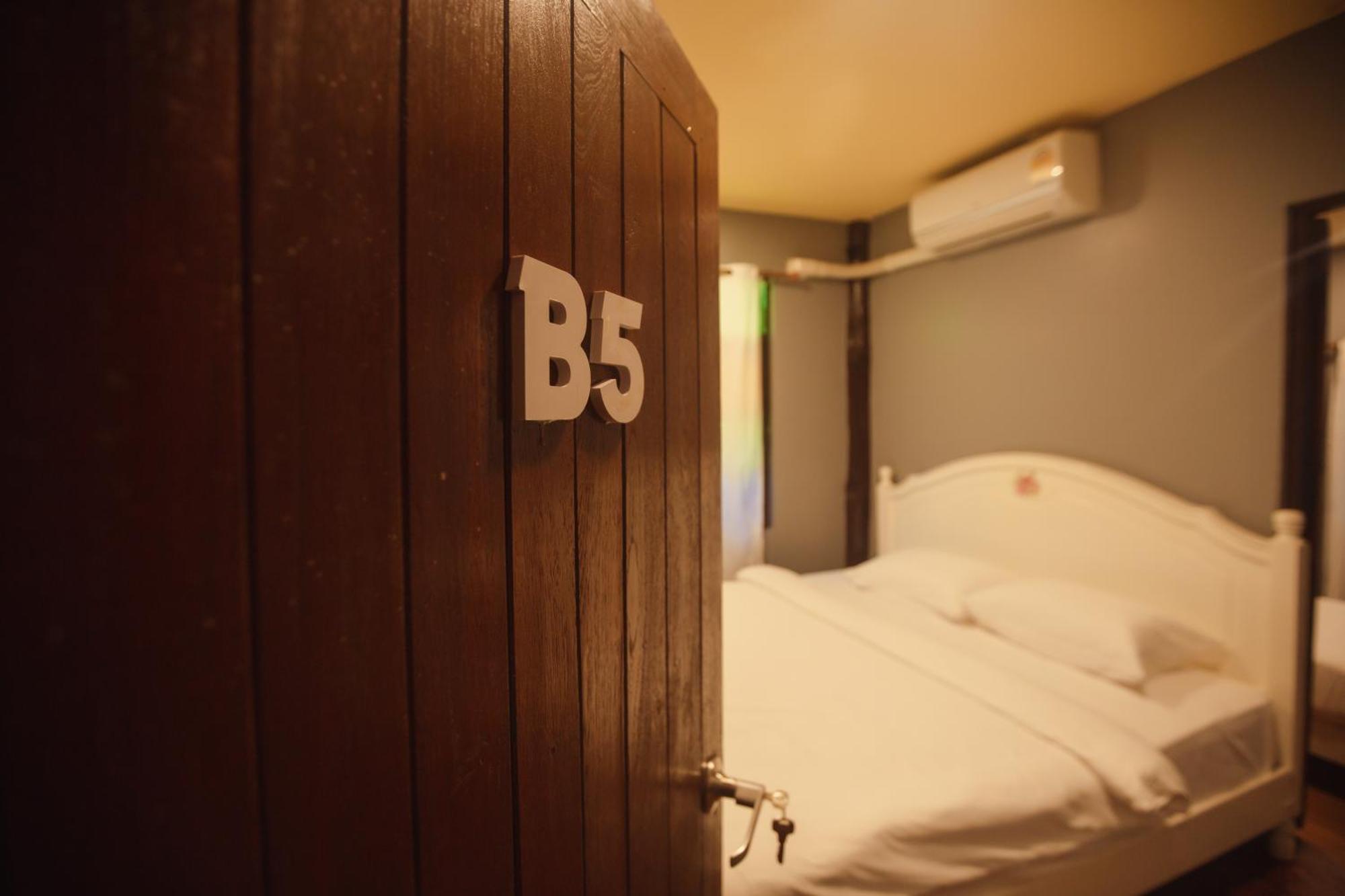 Agga Cnx Hostel Chiang Mai Bagian luar foto