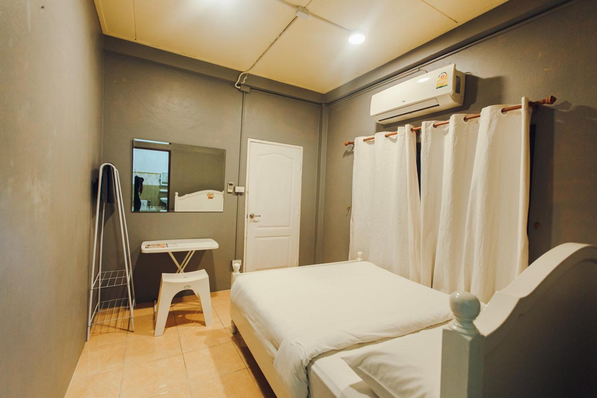 Agga Cnx Hostel Chiang Mai Bagian luar foto