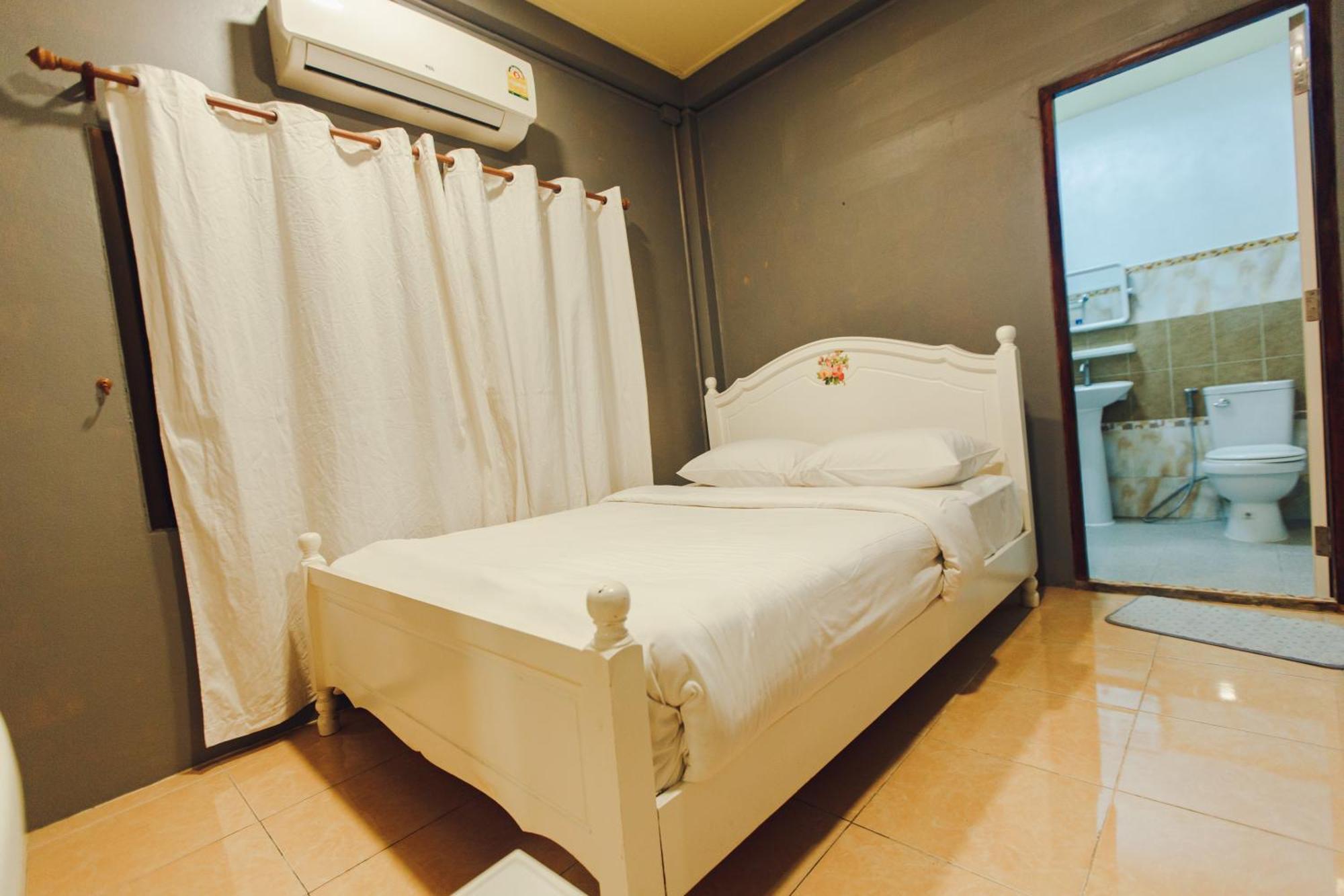 Agga Cnx Hostel Chiang Mai Bagian luar foto