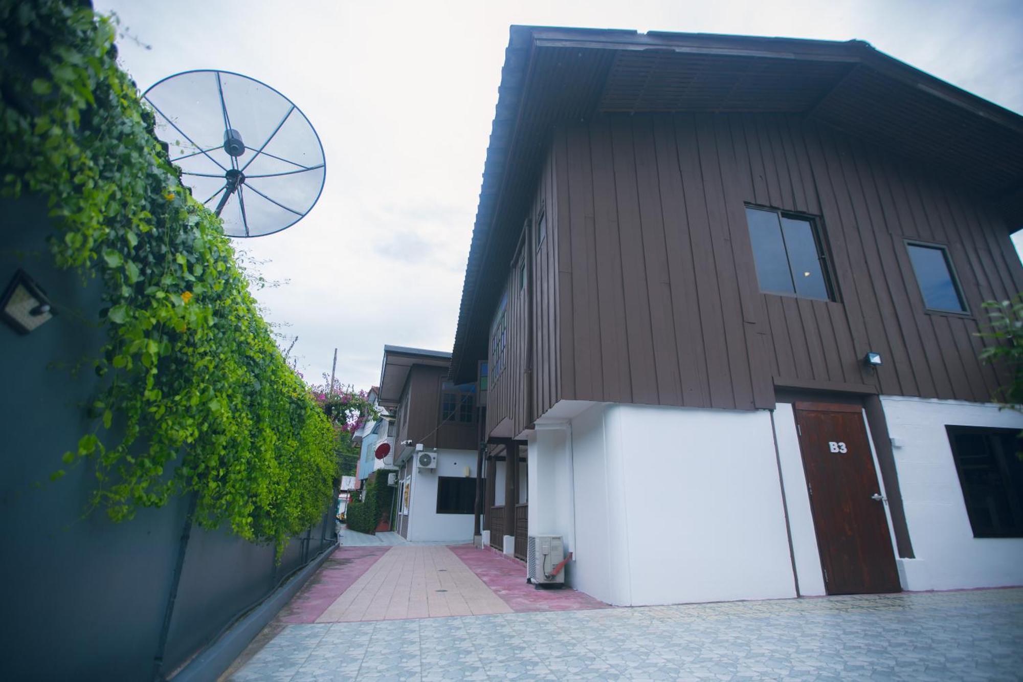 Agga Cnx Hostel Chiang Mai Bagian luar foto
