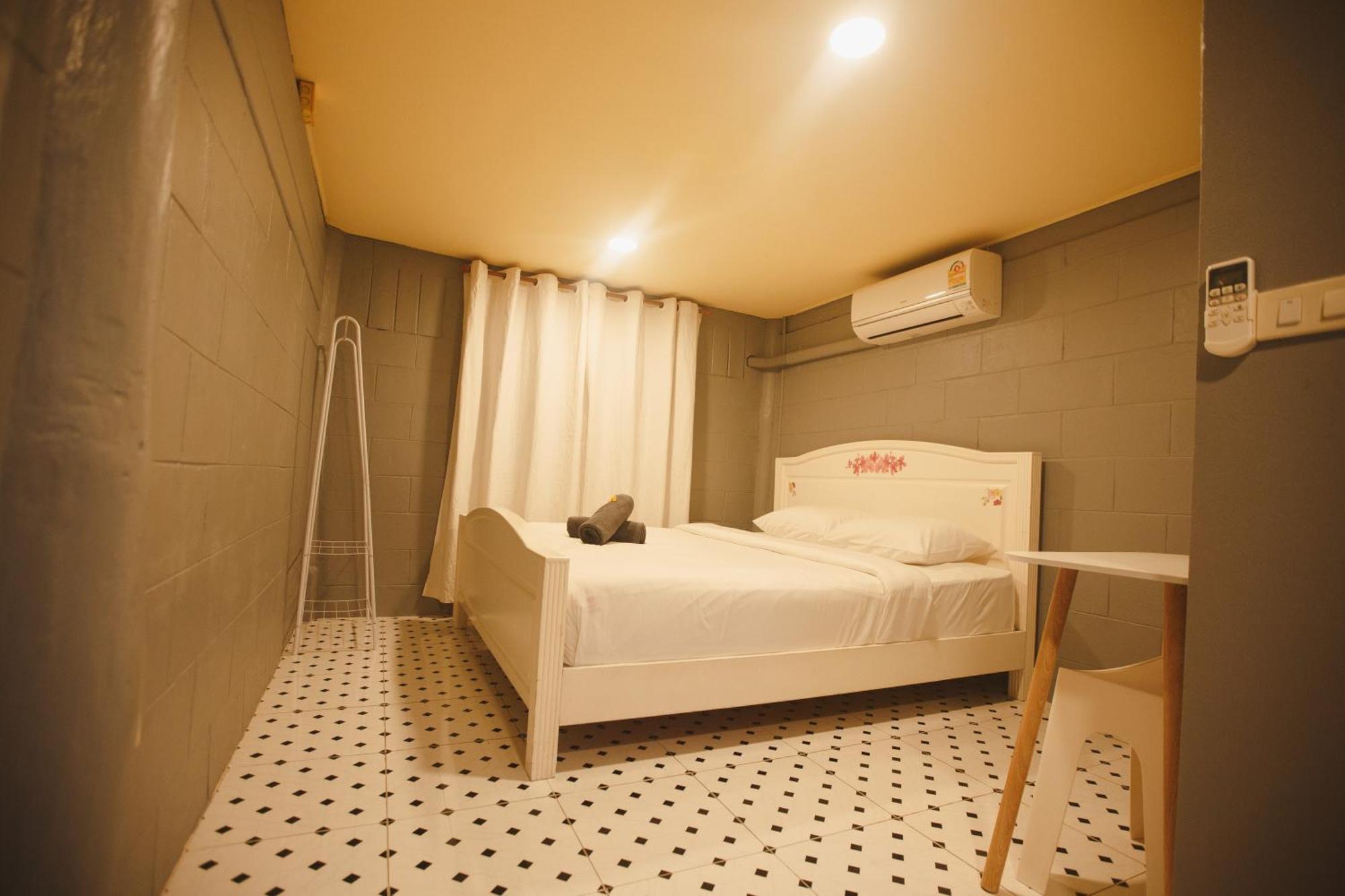 Agga Cnx Hostel Chiang Mai Bagian luar foto