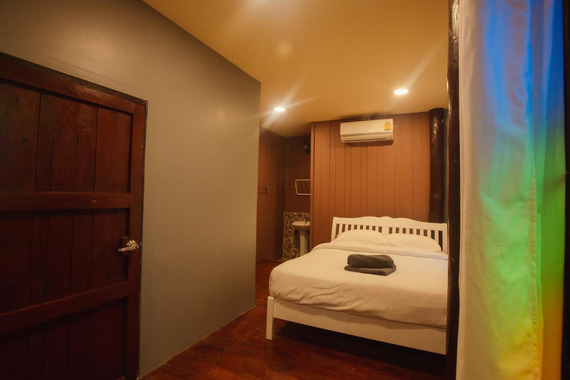 Agga Cnx Hostel Chiang Mai Bagian luar foto