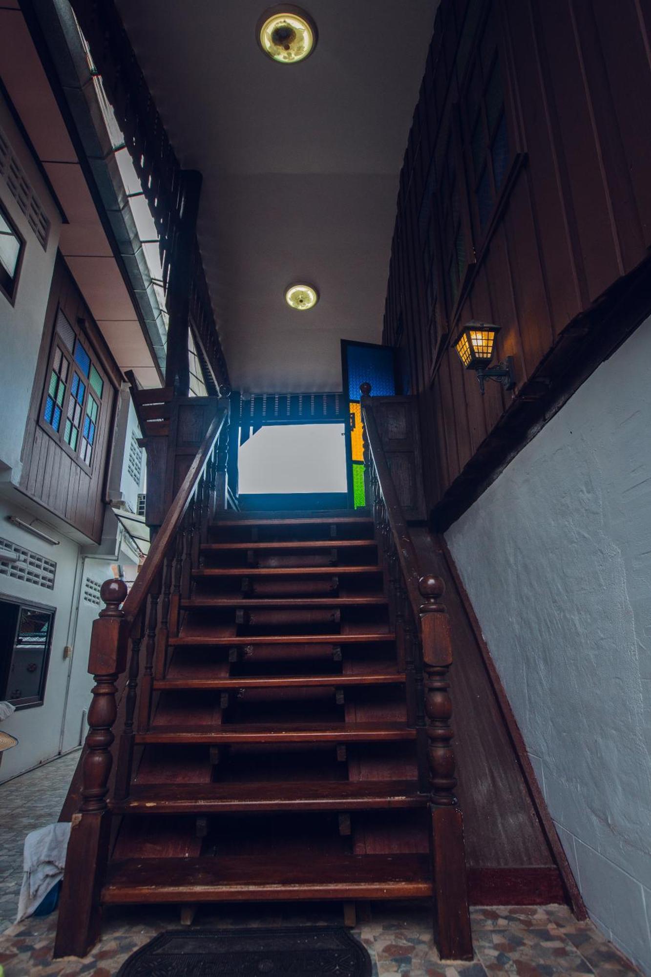 Agga Cnx Hostel Chiang Mai Bagian luar foto