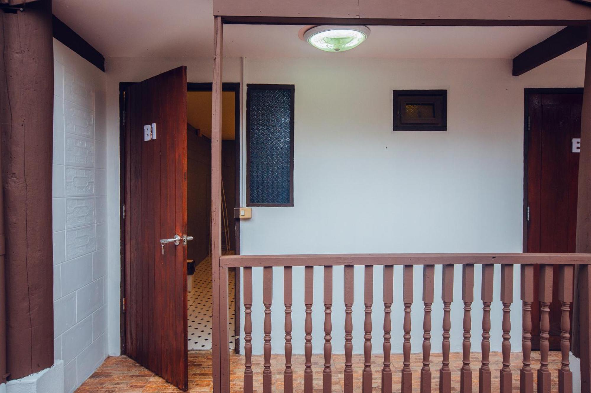 Agga Cnx Hostel Chiang Mai Bagian luar foto